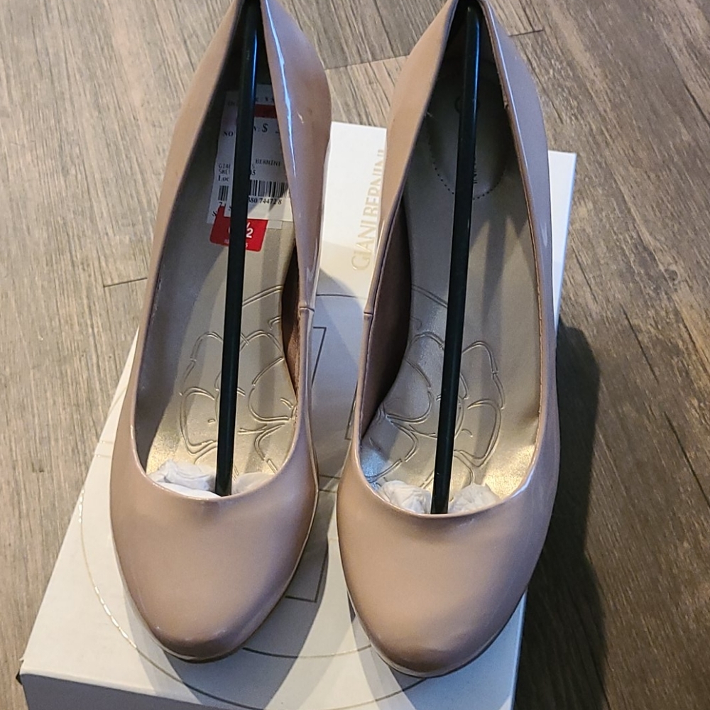 Ladies shoes 8.5